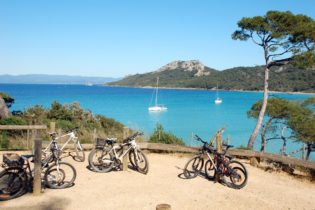 Ballade à vélos plages de Porquerolles par le Clos des Galéjades location appartement de vacances Porquerolles