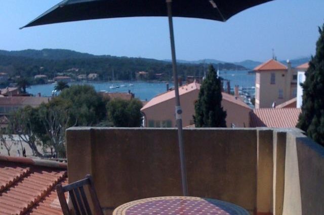 terrasse sur le toit clos des galéjades porquerolles